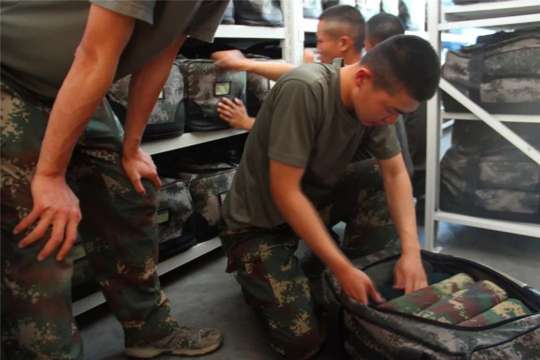 兵哥叠衣服教学,兵哥教你叠衣服常服