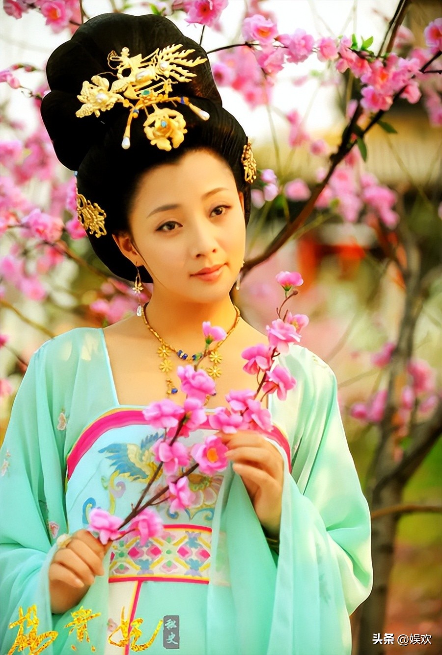 柳岩和殷桃对比照片,柳岩与殷桃是同一个人吗