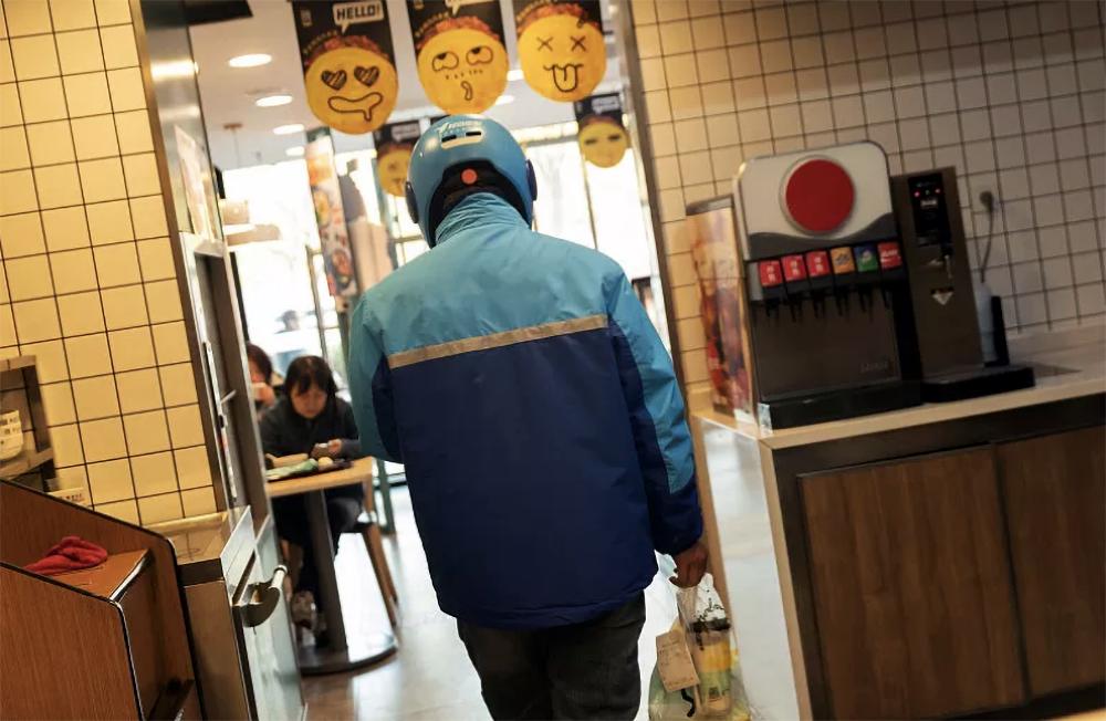 骑手阳了：病1天损失一两千，发烧时承受压力和愧疚，运力不足加价一百元也没人接