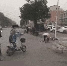 搞笑一刻：美女这波操作我还没见过，难道这样上车有什么说法？