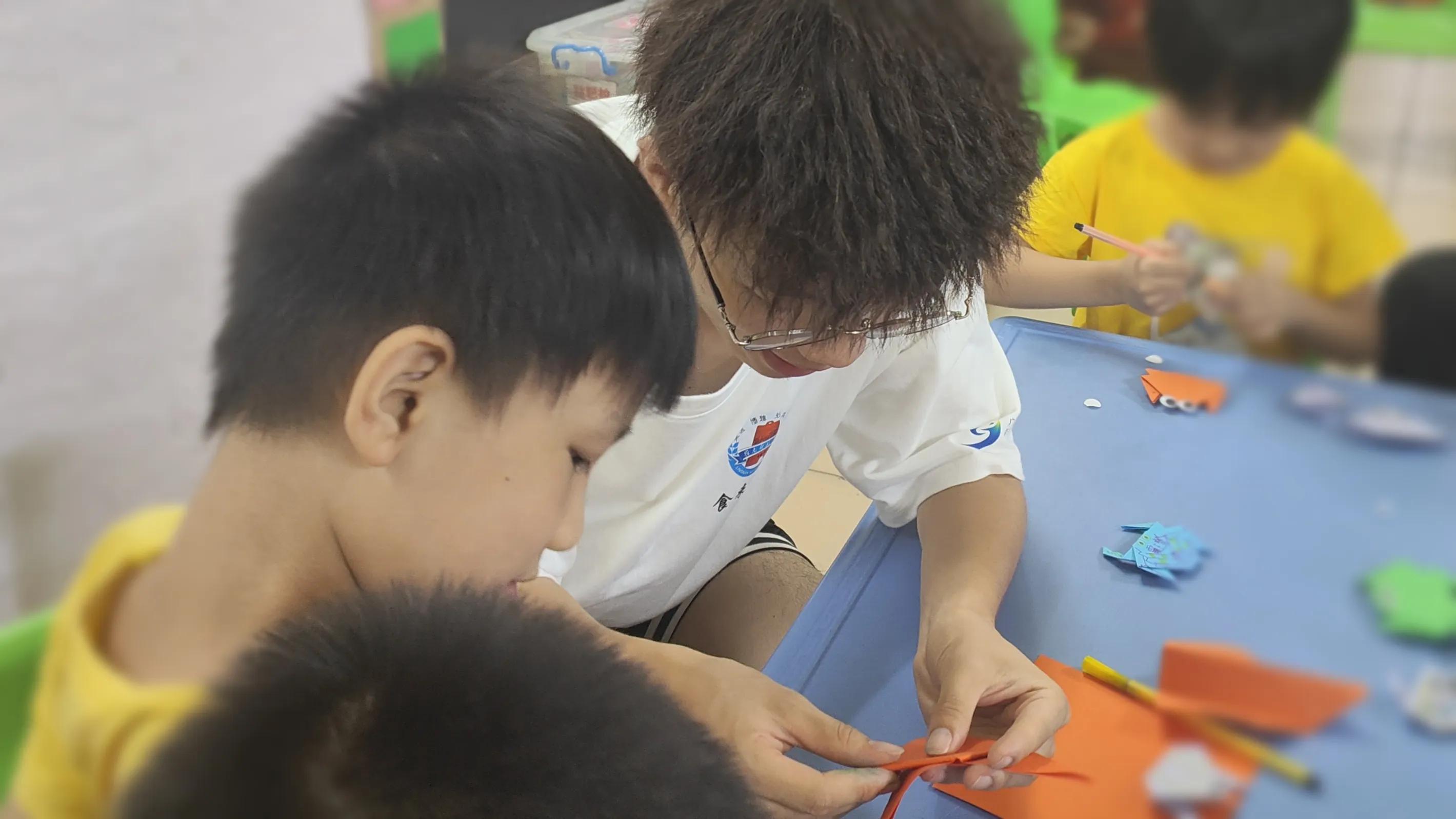 “食来运转”社会实践队--以纸做花，培养幼儿“美育”