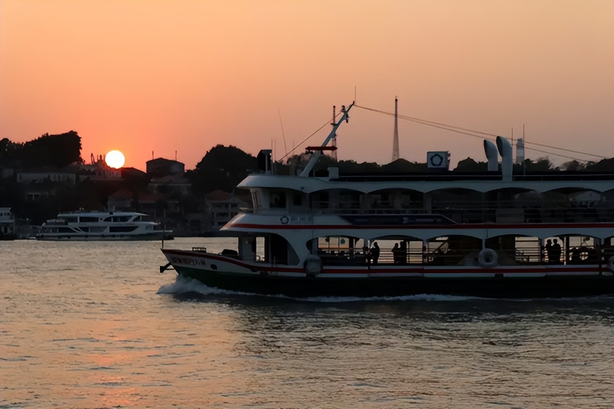 香港的天星小轮是什么样子的,香港天星小轮尖沙咀