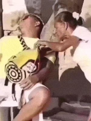 女朋友平胸我该怎么安慰,女朋友平胸该怎么安慰