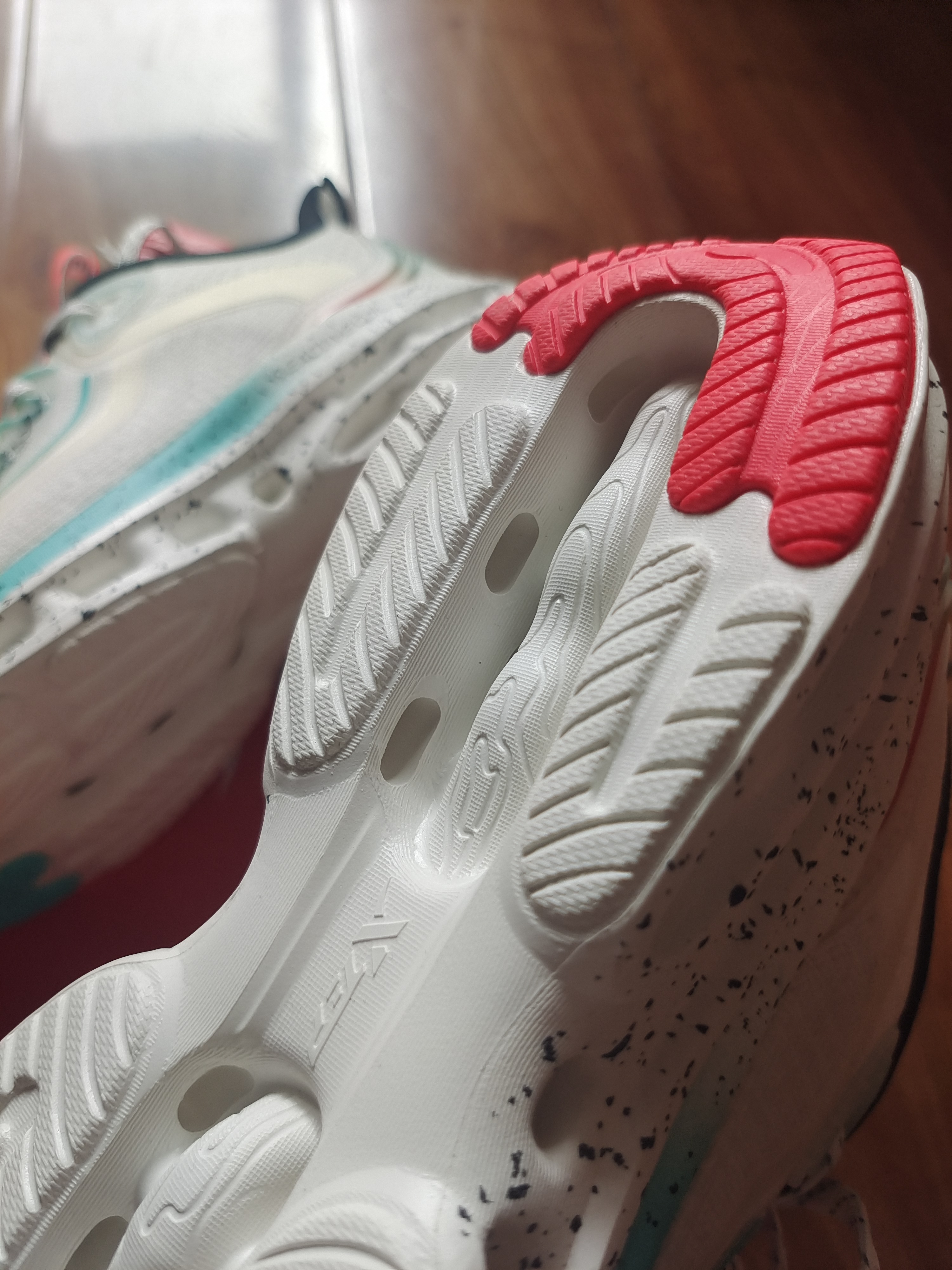 特步也崛起了！减震旋跑鞋来袭，9年结构缓震，成就夏日通勤佳品