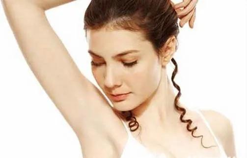 右腋窝臭是怎么回事,腋窝一个臭一个不臭