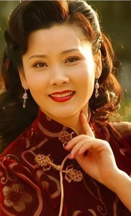 何赛飞与妹妹同台十年演夫妻,何赛飞嫁给老公的原因