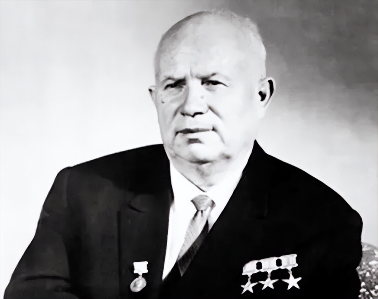 金日成眼馋中国的原*弹子**技术,在索取遭婉拒后,提出主体思想