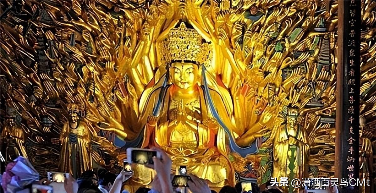 重庆工人维修800年观音像,重庆工人修复800年前观音