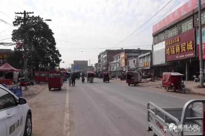郸城这个镇路中间立匹马!繁荣景象,小妮来白马惊呆了