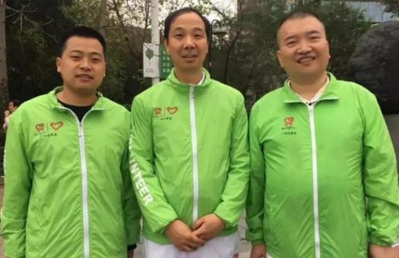 托举哥爬上四楼外墙救下2岁小孩,托举哥徒手爬楼救孩子