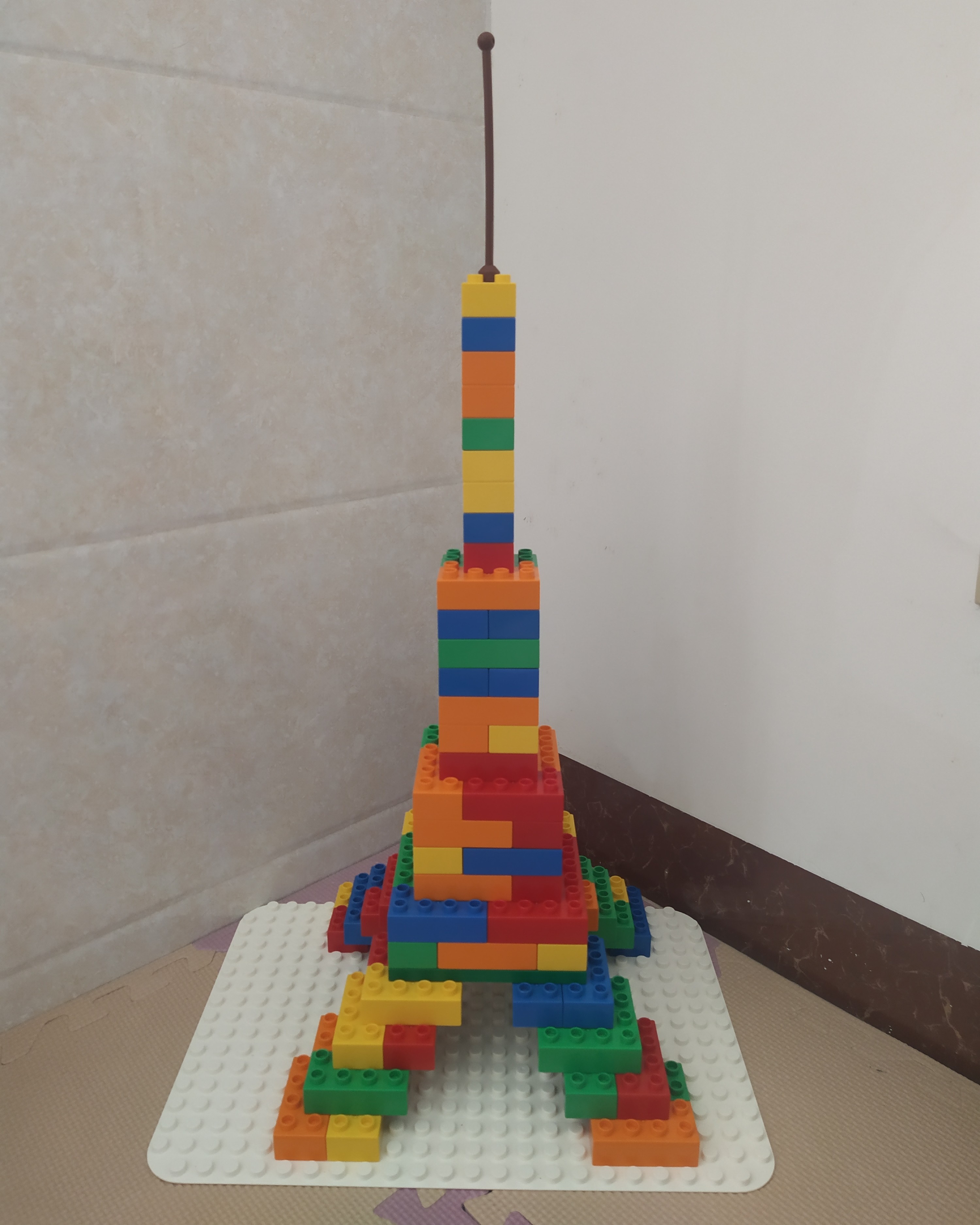 乐高埃菲尔铁塔最详细拼装视频,乐高大颗粒埃菲尔铁塔作品