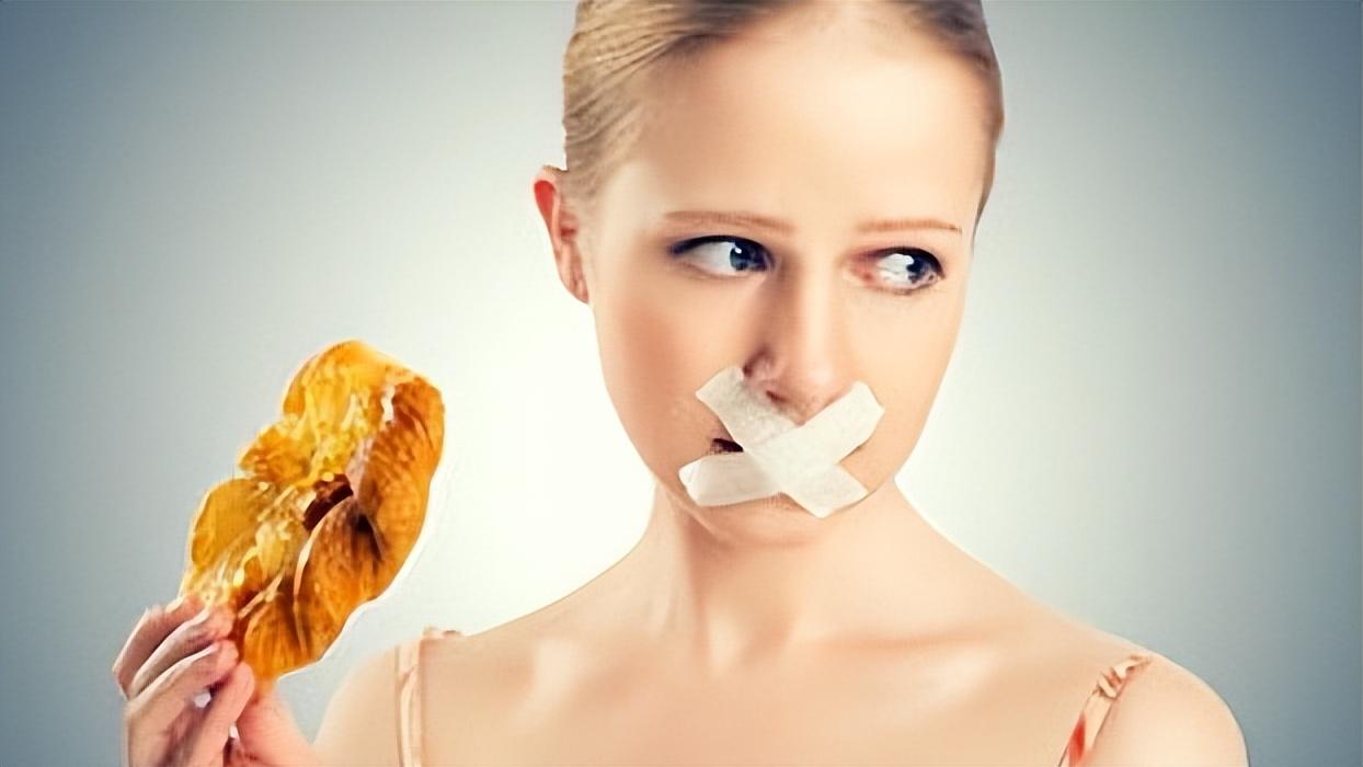 多囊卵巢综合征导致月经推迟长痘,多囊综合征女士脱发