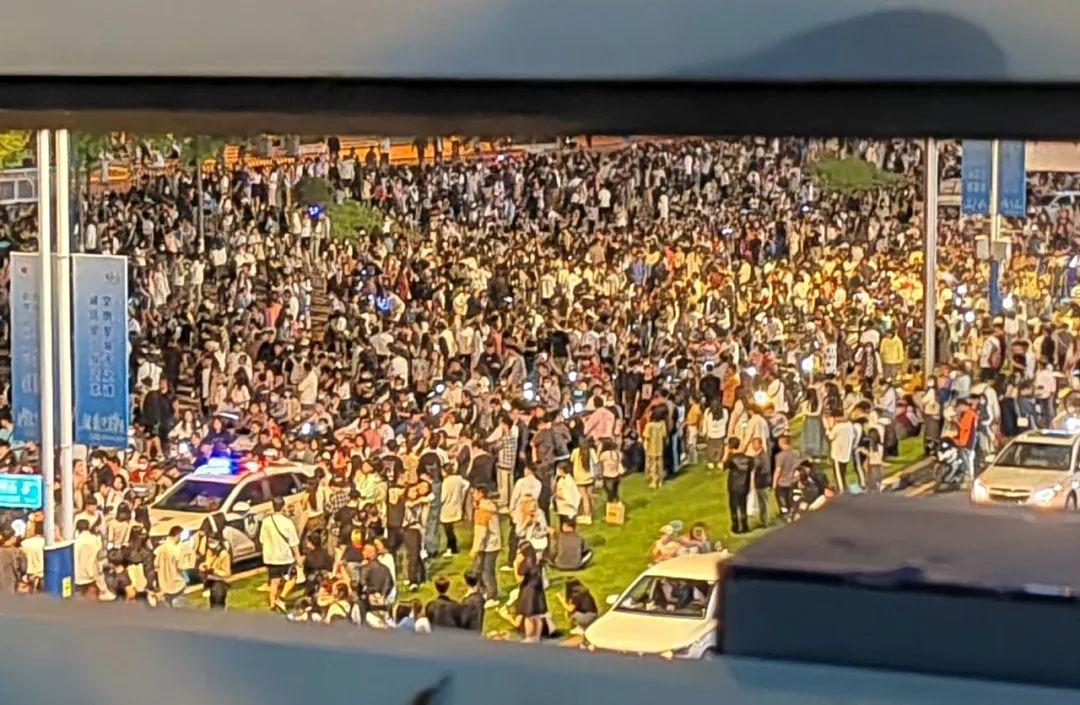 今晚的济南，太燃了！网友：场内6万人场外10万人