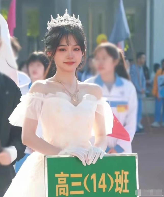 浙江高中校园运动会举牌女生,高一运动会举牌女生颜值有多绝