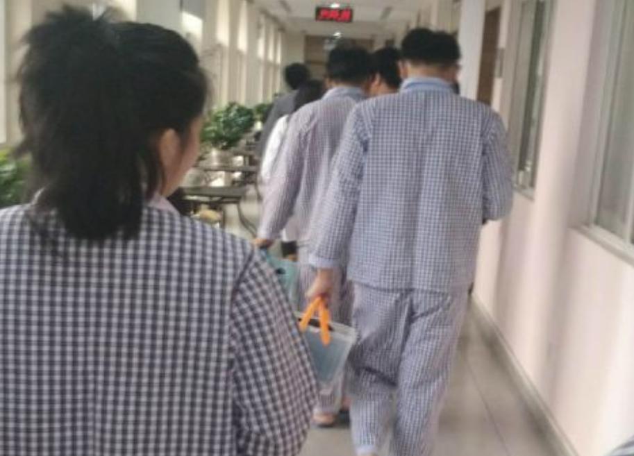 00后女生用一万块创业,00后女孩努力挣钱