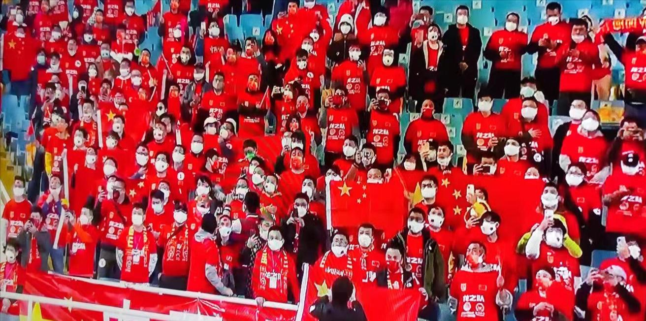 国足惨败越南球迷采访视频,国足越南球迷赛后反应