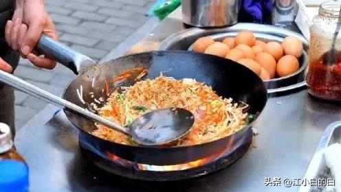 被裁员后的摆摊生活,女子被裁员摆摊一年赚三十万