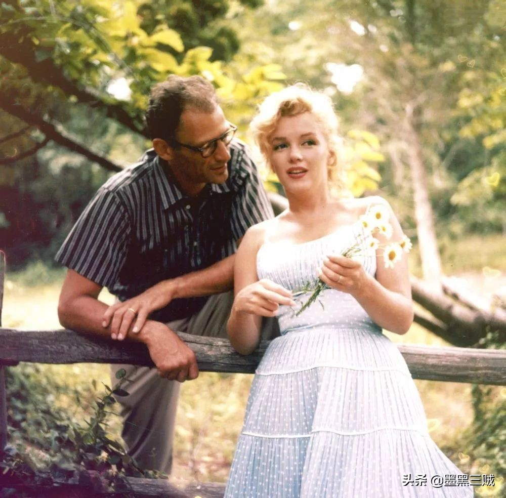 金卡戴珊穿玛丽莲梦露礼服视频,金卡戴珊穿玛丽莲梦露礼服