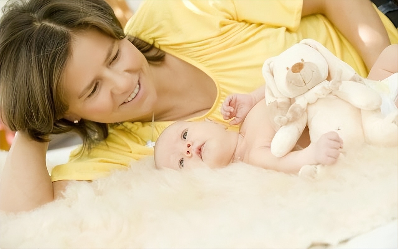 婴儿一抱就睡一放就醒,婴儿抱着睡放下就醒折腾一晚