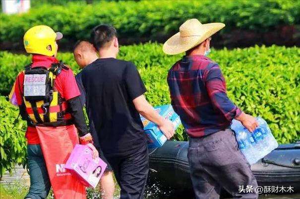 瓶子寒酸一捏就软，却年卖数十亿，“1元水”市场为何只剩冰露？