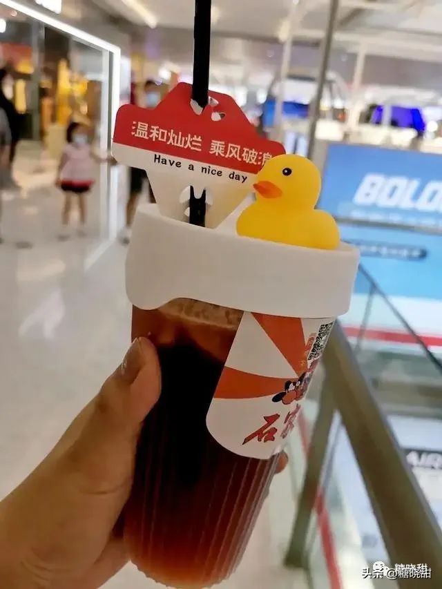 喝了十个品牌，三十款奶茶，终于找到了夏天的“解药”