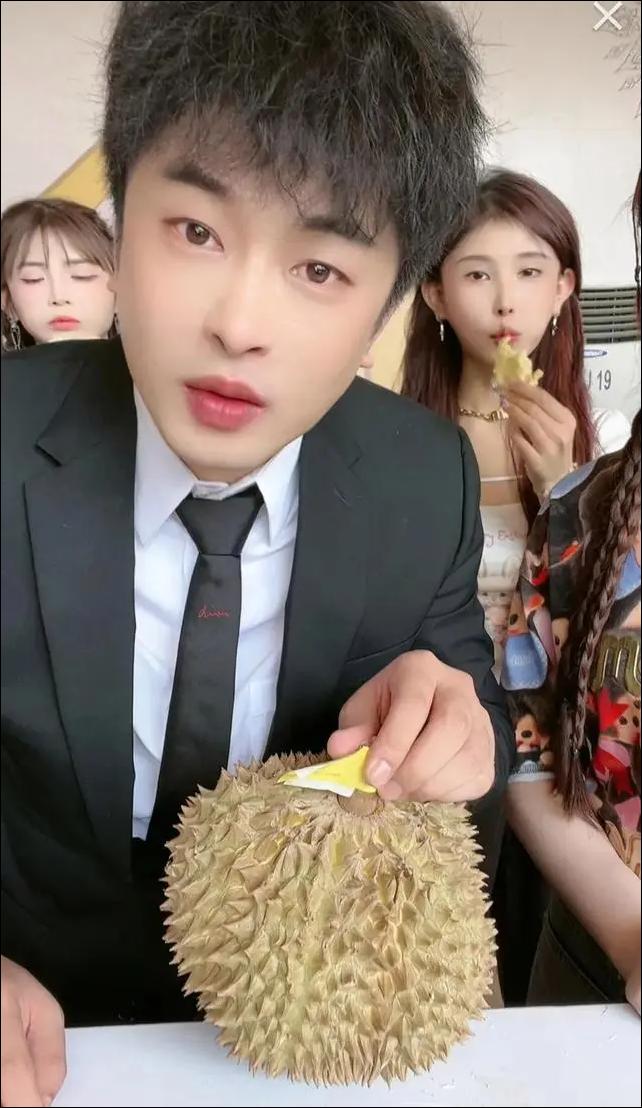 辛巴带货登上财经频道,辛巴现身泰国带货回放