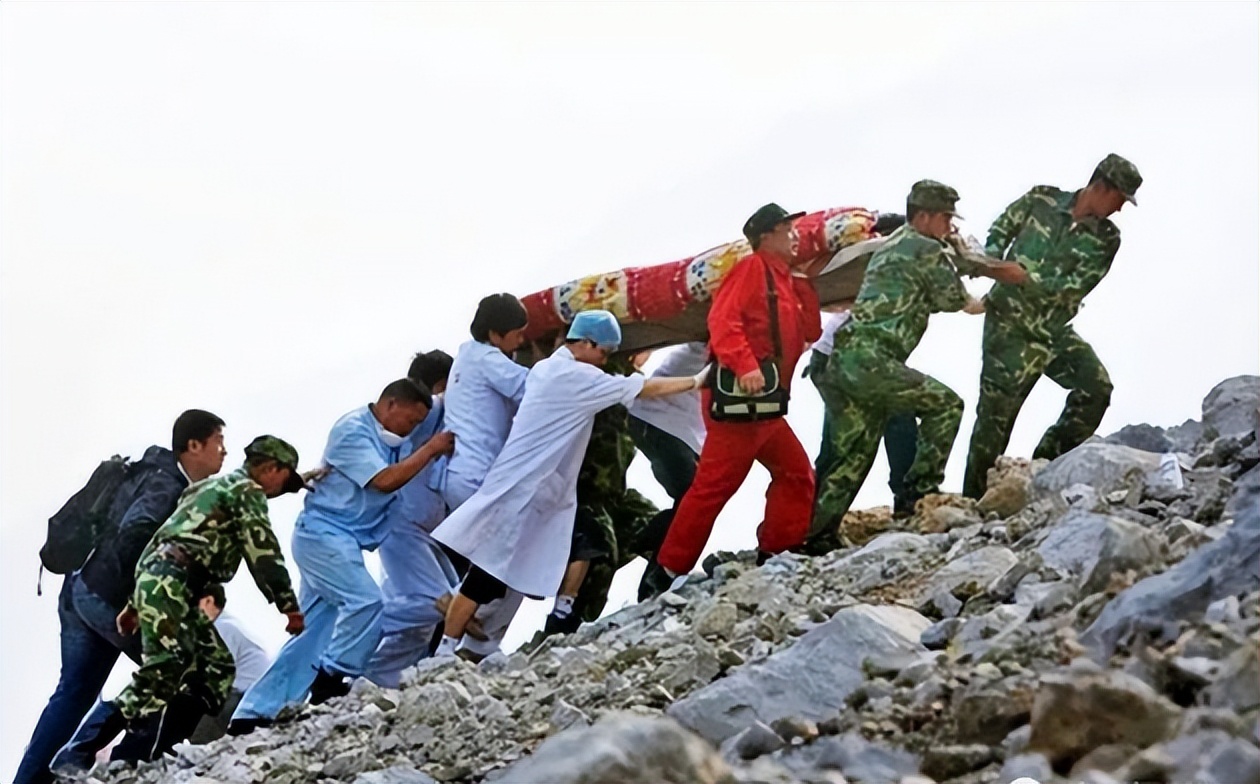 回顾汶川地震的15个感人瞬间,汶川地震的感人瞬间
