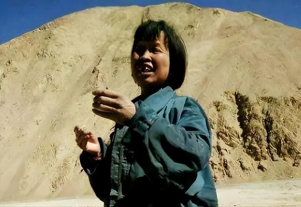 她是“昆仑女神”，住在无人区为来往车辆祈福，称新藏线下埋着人