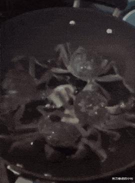 女生上学和出去玩的区别,女生在上课穿校服