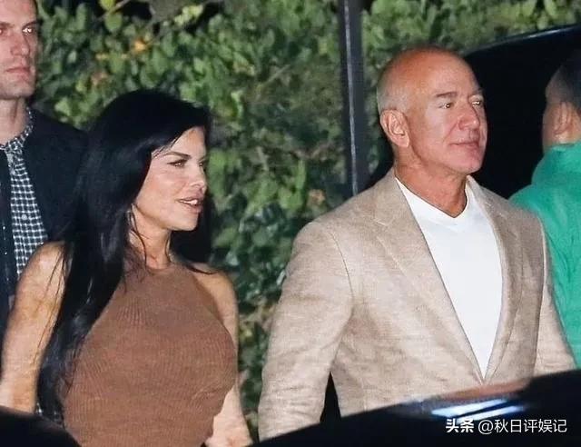 贝索斯携女友恩爱现秀场前排,贝索斯与女友出席活动