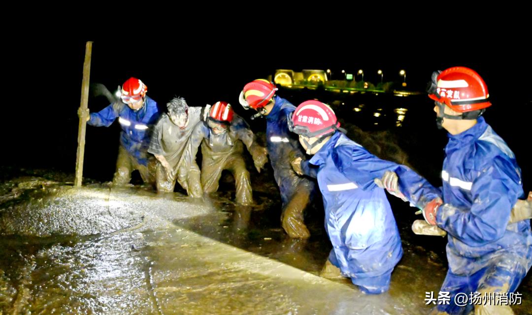 发生泥石流人员该怎样躲避,深夜发生交通事故如何处理