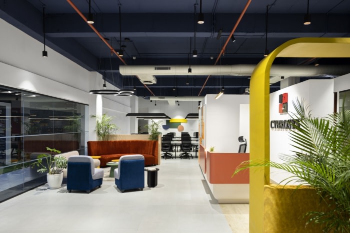 利用树木大小的室内植物模糊了办公室内外空间的界限