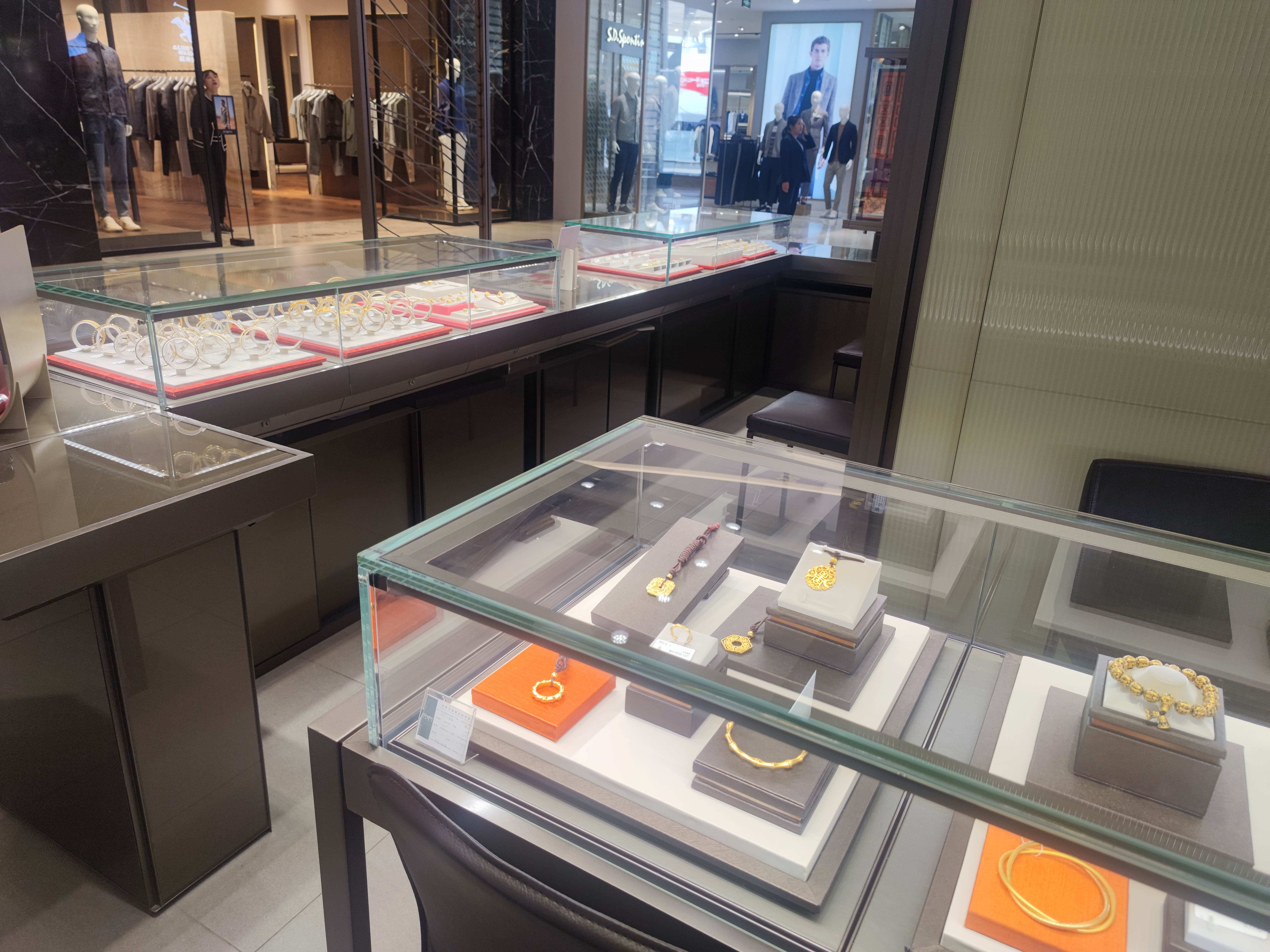 三八节“她经济”|昆百大珠宝放大招，情侣对戒买一赠一