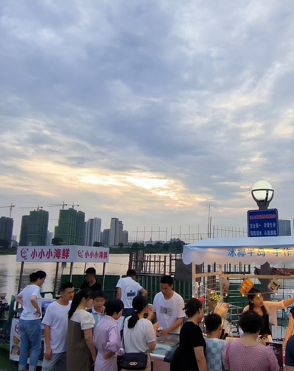 全球学子嘉游赣|华灯初上夜未央，去逛逛这几个夜市，感受烟火夜上饶！