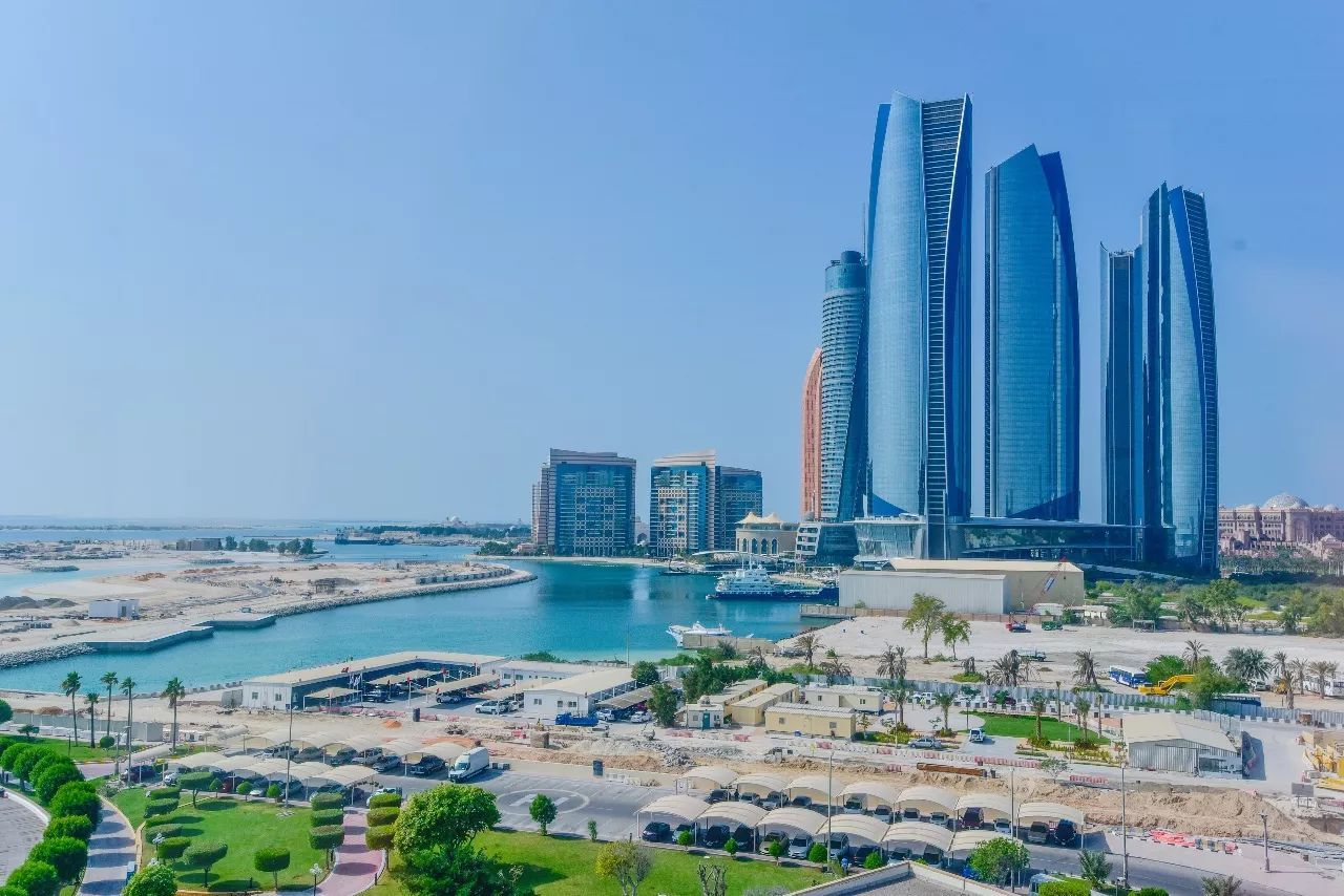 迪拜是怎么变成绿洲,迪拜从沙漠变成城市