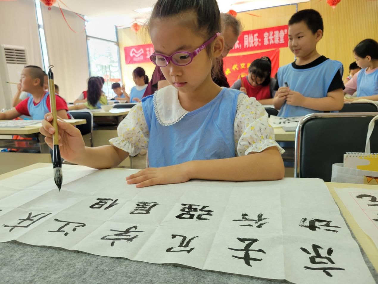 武汉市玉泉社区“翰墨飘香”青少年书法培训第三节小组活动开展
