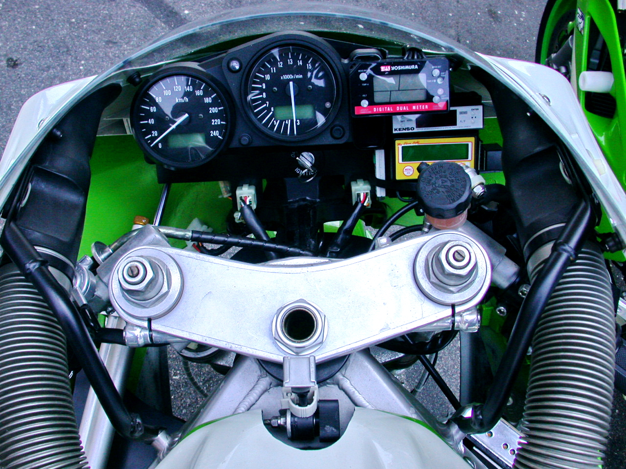 老照片:TT-F3赛车规格的KawasakiZXR-4