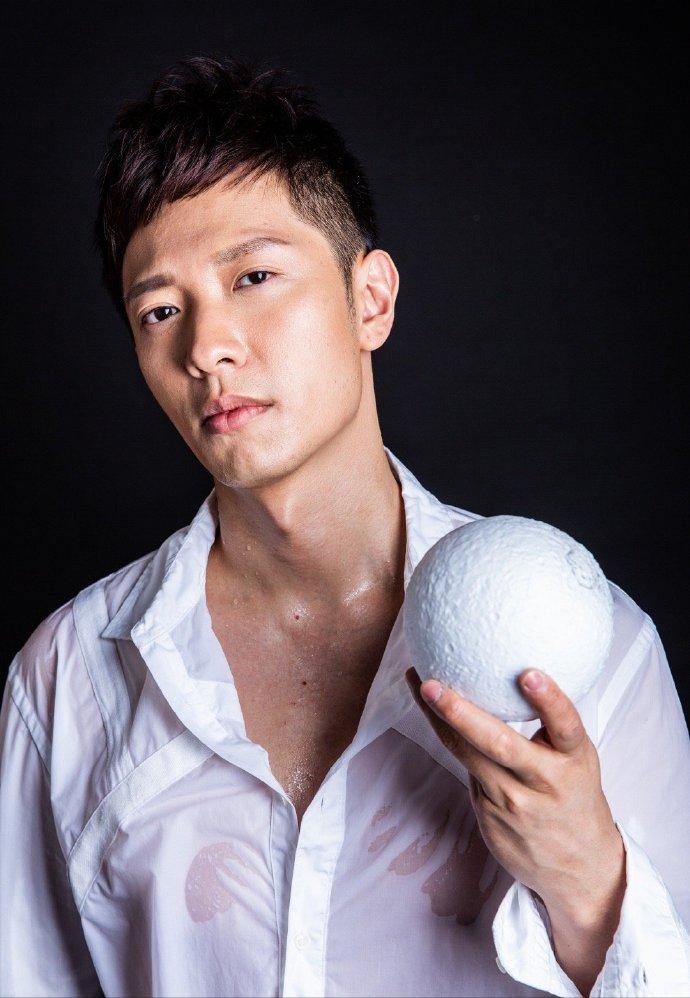 认不出？首届港男冠军回巢无线演技*跃进大**，被封新一代冻龄男神