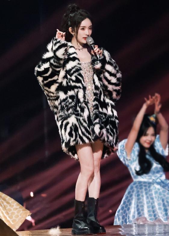 北京台春晚杨幂关晓彤杨紫,元旦跨年演唱会关晓彤造型