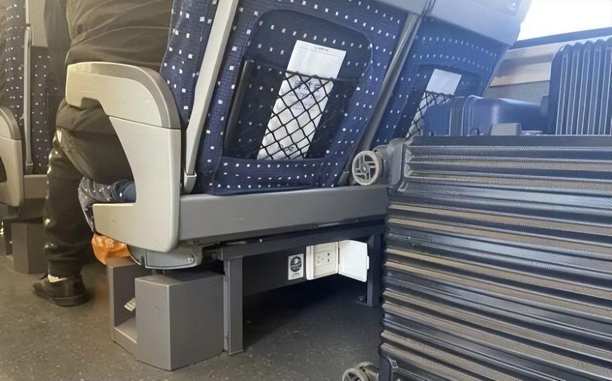 火车上手机没电可以去软卧充电么,在火车上手机怎么充电