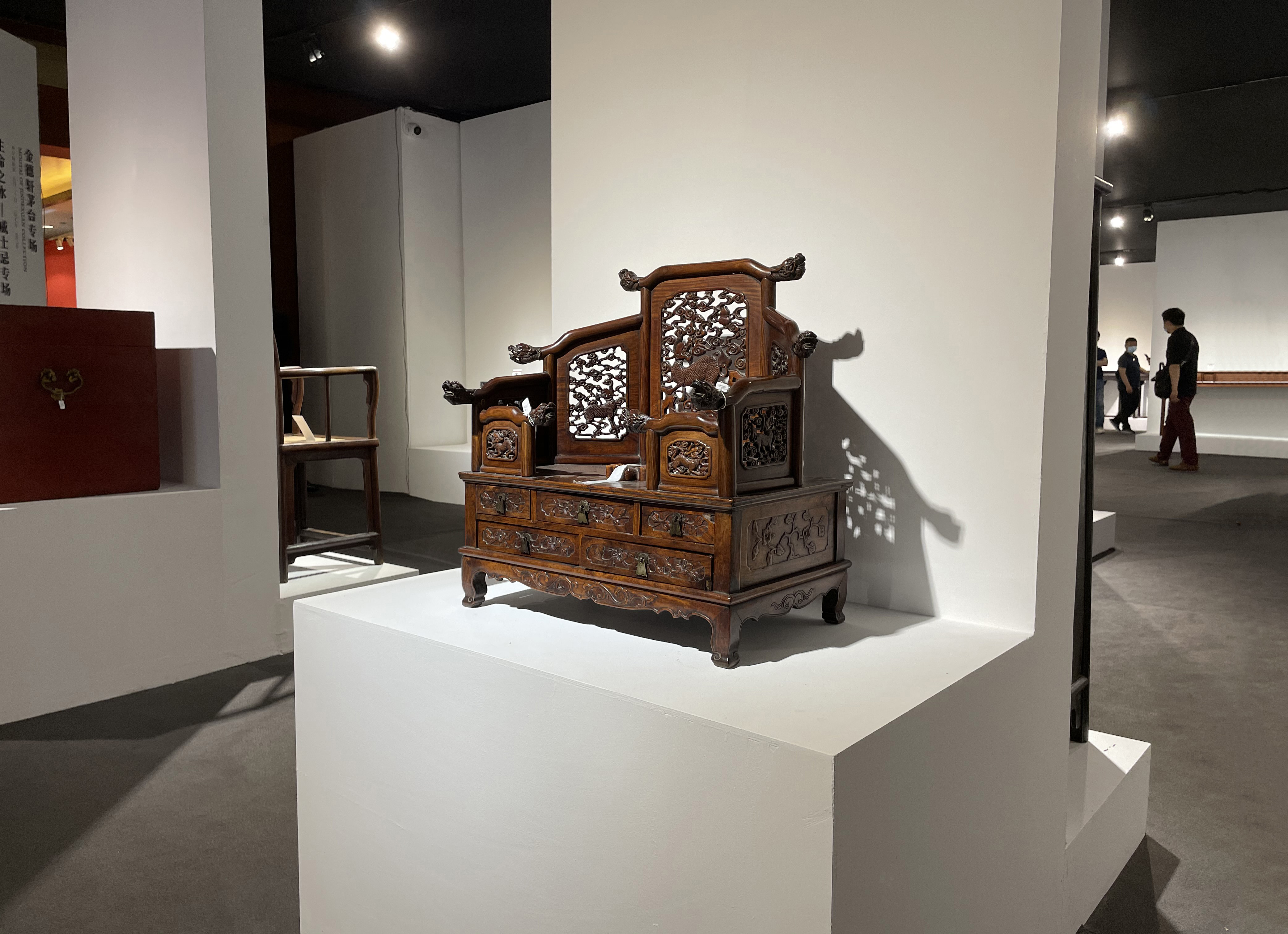 清代黄花梨镶黄杨木小镜台,少见的黄花梨镜台图片