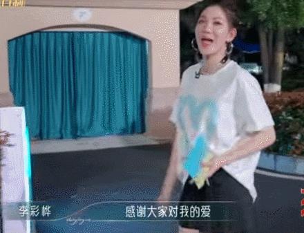 与小十岁健身教练在机场忘情拥抱，被骗婚后戴上假面具冰冷待人