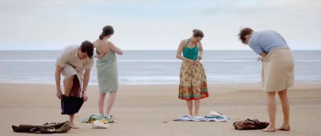 美国影片《布鲁克林》多次出现爱丽丝的定格画面有什么目的？