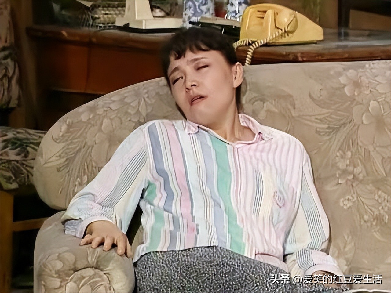 女孩挑战“在香港只说普通话”遭白眼，试鞋子时的遭遇尤其离谱！