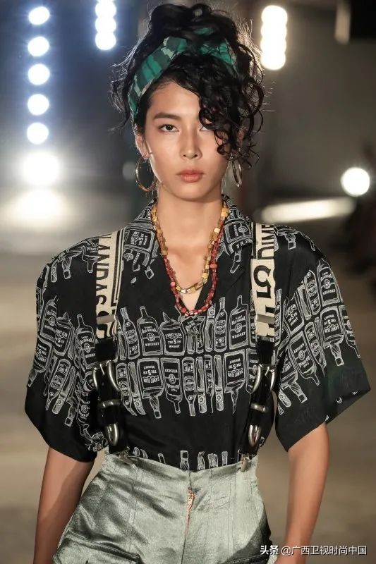 简单又时髦的丝巾系法你学到了吗,美丽时尚精美基础丝巾推荐