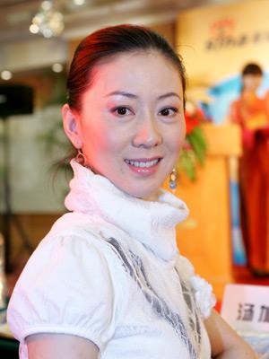 人体模特汤加丽：与丈夫离婚，遭父亲嫌弃，46岁再给父母添心病