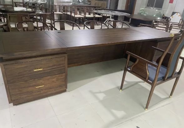 老板办公室装修复古家具效果图,100平老板办公室家具效果图