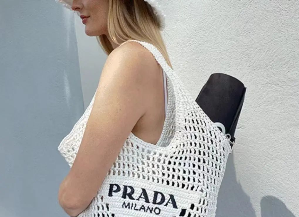 prada新包味道大正常吗,prada目前最火的包