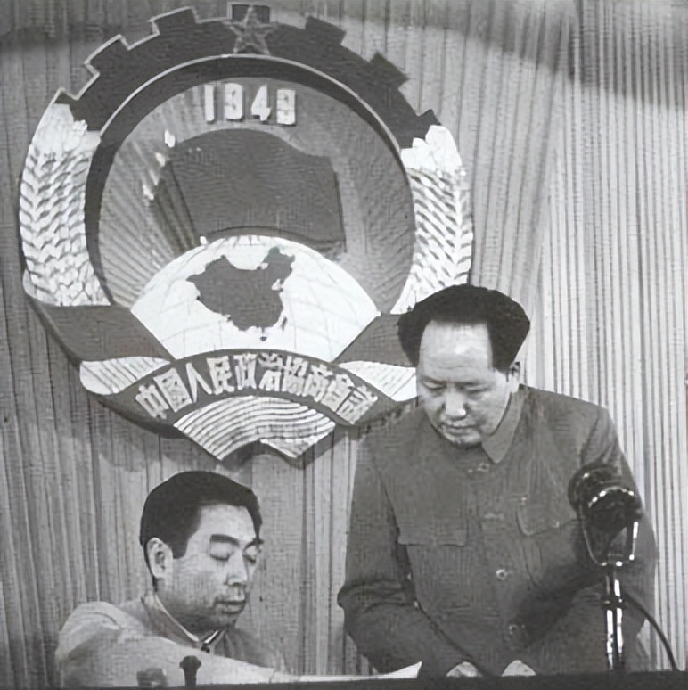 76年毛主席逝世，*东兴汪**看过悼词后提出一点意见，*国锋华**：我赞成