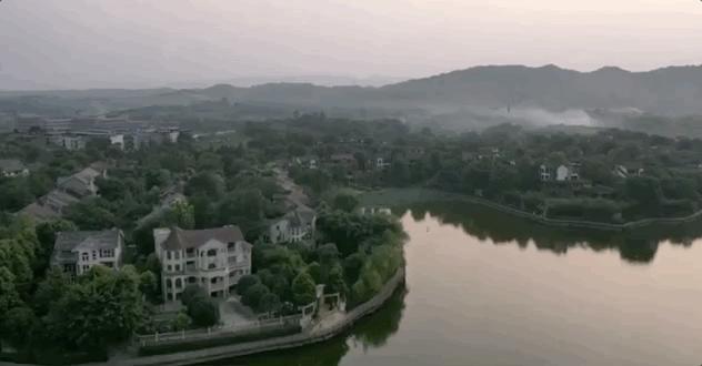 60岁老人直播还债1.2亿，曾是重庆富豪，雇5个保姆一条毛巾2000块